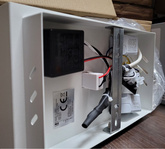 Kinkiet Compact biały z półką i ładowarką USB LED do sypialni nowoczesny