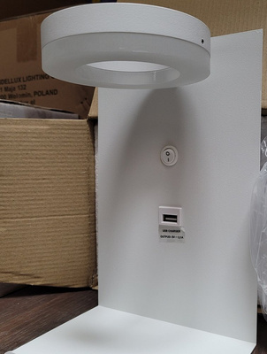 Kinkiet Compact biały z półką i ładowarką USB LED do sypialni nowoczesny