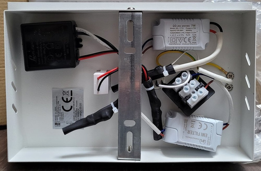 Kinkiet Compact biały z półką i ładowarką USB LED do sypialni nowoczesny